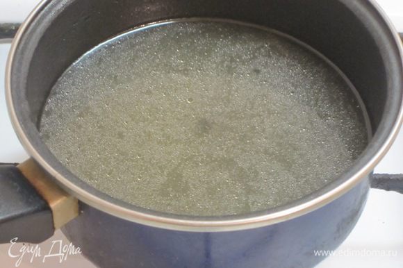 В бульон влить распущенный желатин и пропущенный через пресс чеснок. При необходимости посолить и добавить свежемолотый черный перец.