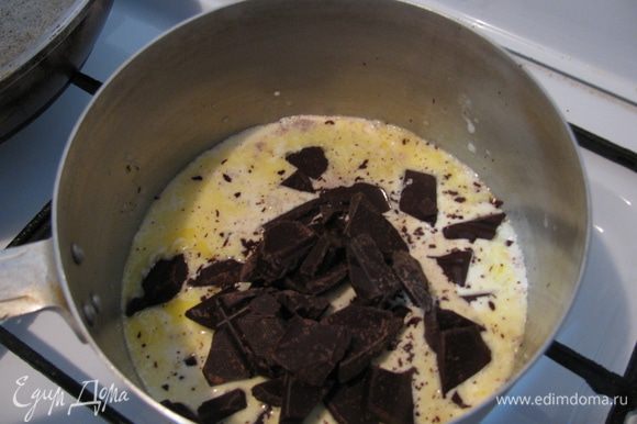 Готовим ганаш: доводим сливки 150 мл до кипения и опускаем поломанные 3 плитки шоколада, добавляем 1 ст.л сливочного масла и все хорошенько перемешиваем до растворения шоколада.