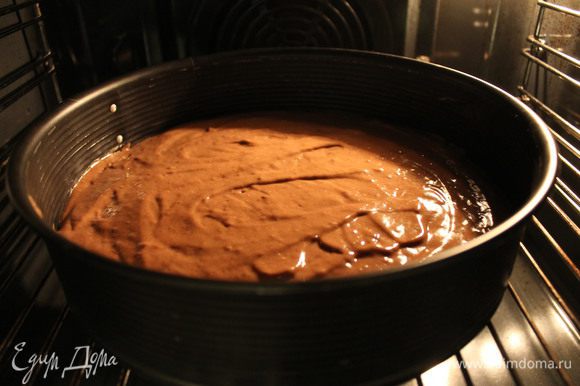 В форму, смазанную сливочным маслом, вливаем тесто, ставим в разогретую до 160 градусов духовку и выпекаем 30-40 минут. Готовность бисквита проверяем деревянной палочкой.