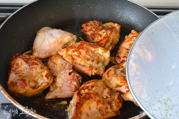 В большой сковороде разогреть оливковое масло достать куски курицы из маринада и обжарить с двух сторон до золотистого цвета.