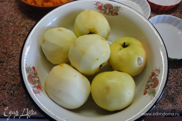 Яблоки очистить от кожицы и сердцевины и нарезать дольками, сбрызгивая лимонным соком, чтобы они не потемнели.