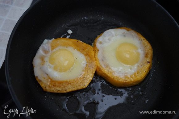 Убираем крышку, разбиваем в середину кольца яйцо, солим и жарим до готовности яйца.