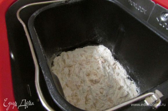 Замесить тесто, отправить его в теплое место для увеличения в объёме в 2 раза, я делаю это с помощью хлебопечки.