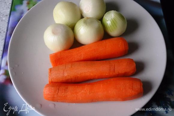 Лук мелко порезать, морковь натереть. На растительном масле обжарить немного половину лука, затем добавить половину моркови.