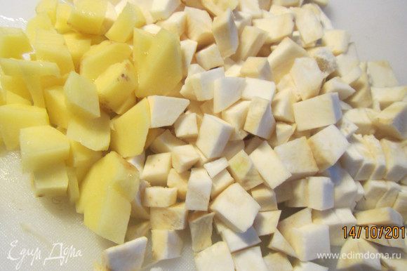 Картофель и сельдерей режем кубиками.