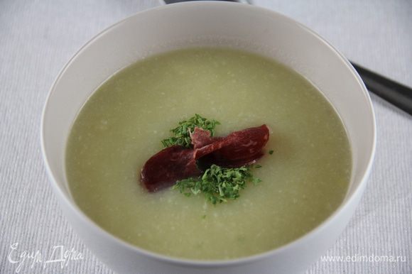 Разливаем суп по тарелкам и подаем. Можно еще сюда добавить свежей зелени, сыра, бекона из-под гриля, гренок или сухариков. Приятного аппетита)