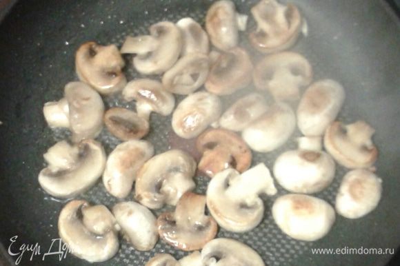 На этом же масле обжариваем грибы. Грибы пока оставляем их не нужно долго варить.