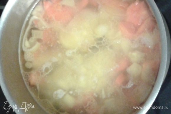 В сотейник добавляем картофель заливаем овощным бульоном ( я добавляю обычный кипяток) приправляем солью, перцем, можно добавить сухие специи, варим 10 минут.