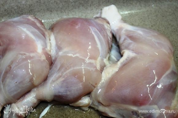 Куриные окорочка хорошо промыть, снять с них кожу (она не нужна), вырезать белые жилки. Жирок можно немного оставить (для сочности). Срезать с костей мясо и обсушить его.