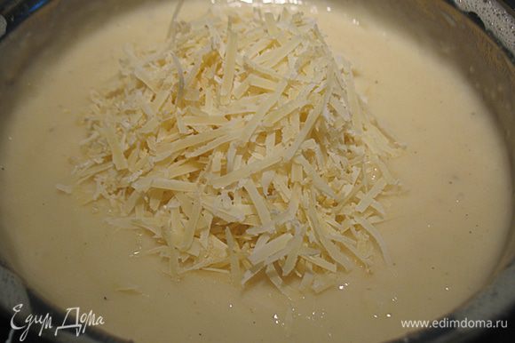 Взбить яйца, натереть сыр. Добавить взбитые яйца и тертый сыр с немного остывший соус и перемешать.