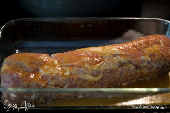 Выложить свинину в жаропрочное блюдо с маринадом и выпекать при тем-ре 200 гр 60 мин.