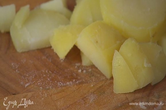 Картофель отварить в мундире, затем почистить и порезать небольшими кусочками.