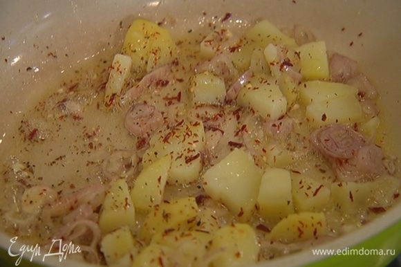 Добавить картофель, посолить, поперчить, посыпать сушеными помидорами и обжаривать до появления румяной корочки.