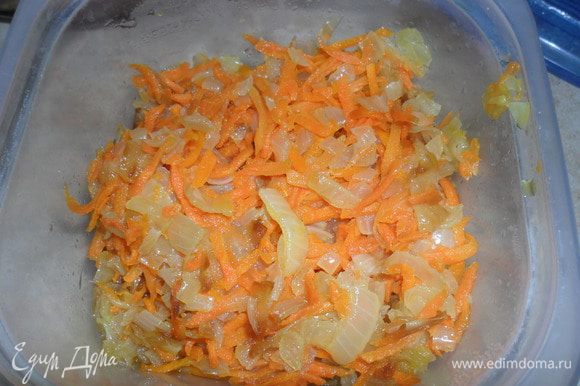 Нарезать лук, а морковь натереть на терке и все это обжарить, тоже до золотистого цвета.