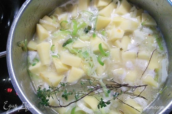 добавить тимьян и варить на медленном огне до готовности картошки.