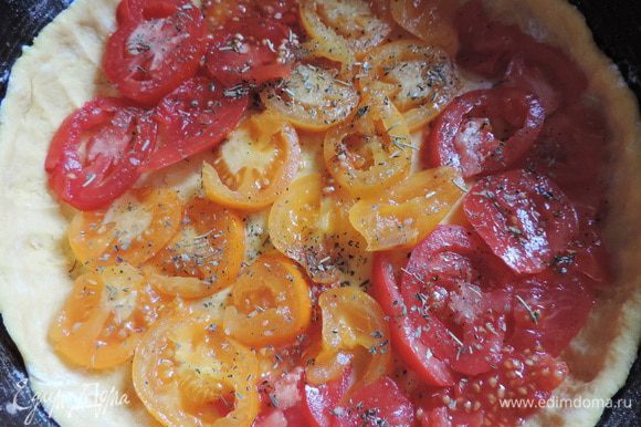 Теперь выкладываем тоненькие кусочки помидоров, посыпаем их немного солью и по вкусу прованскими травами.