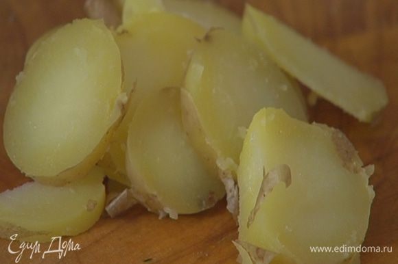 Картофель отварить в мундире, затем, не очищая, порезать кружками.