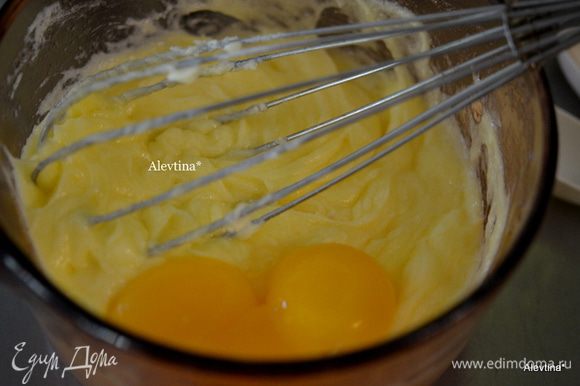 Разогреем духовку до 160 гр. Смажем большую квадратную 23 см на 23 см или прямоугольную форму сливочным маслом. Смешаем муку, пищевую соду и ½ ч.л соль. Взбить отдельно сливочное масло, сахар на средней скорости примерно 2 мин до мягкого состояния. Добавлять по яйцу за раз, перемешивать после каждого раза, а затем желтки, ванильную эссенцию.
