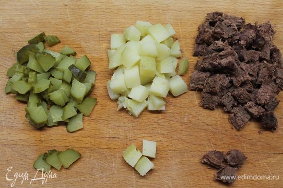 Говядину, яйцо и картофель отварить и нарезать ломтиками. Масса отварной говядины должна быть ровно 30 грамм.