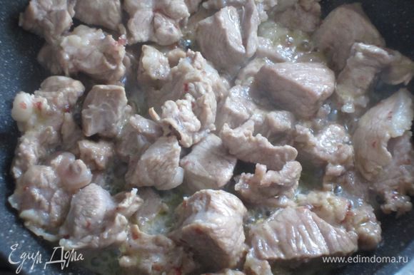Разогреть в сковороде 4 ст.л. оливкового масла.Вынуть мяса из маринада (маринад процедить и отставить в сторону и) и обжарить на сильном огне 8-10 минут.Выложить мясо на блюдо.