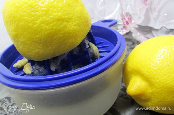 Выдавить сок половина лимона, натереть цедру.