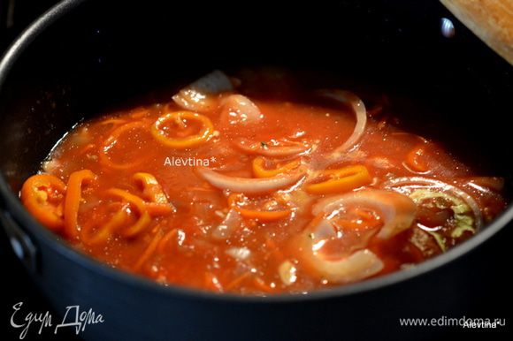 Овощи очистить и нарезать. Выложить на горячую сковороде с маслом. Добавить томатный соус и бульон, соль, перемешать и готовить 5-8 мин.