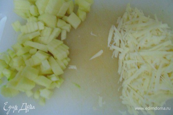 Сыр натереть на терке. Большое кислое яблоко очистить от кожуры и семечек, порезать кубиком.