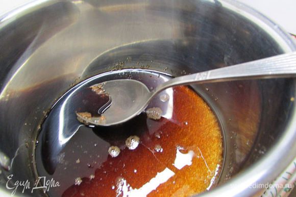 Подготовить соус. В сотейник положить 1 ст. л. сахара, добавить 1 ст. л. бальзамического уксуса. На меленном огне выпарить лишнюю жидкость, до состояния жидкой карамели.