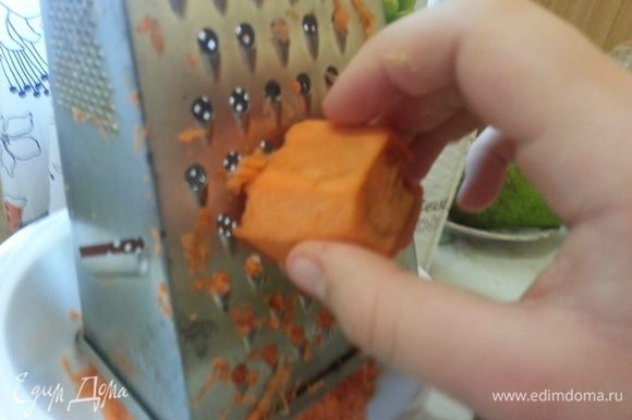 Помыть продукты.морковь натереть на терке и положить в тарелку.Помять кулаком для того,чтобы она дало сок.