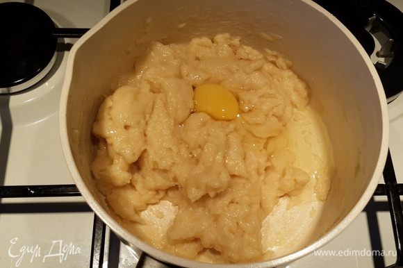 Дождавшись остывания массы добавляем в тесто яйца, тщательно вымешивая после каждой добавки.