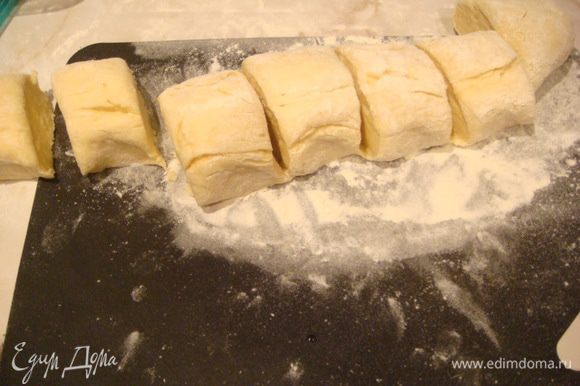 Замесить тесто (муку надо добавлять понемногу, тесто должно получиться не очень «тугое», в рецепте написала приблизительное количество), поместить в полиэтиленовый пакет и положить в холодильник на 20–30 минут. Пока тесто отдыхает, приготовим крем: в посуду нужно налить молоко, добавить сахар, желтки и муку. Все хорошо перемешать и поставить на медленный огонь. Как закипит, убавить огонь. Постоянно помешивая, готовить крем до загустения. Крем должен получиться густым. Когда крем остынет примерно до 40°C , добавить сгущенку и сливочное масло (50) г и хорошо перемешать.