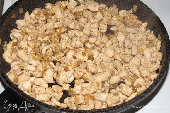 Добавить нарезанное мелкими кусочками куриное филе. жарить минут 5-7 до готовности курицы.