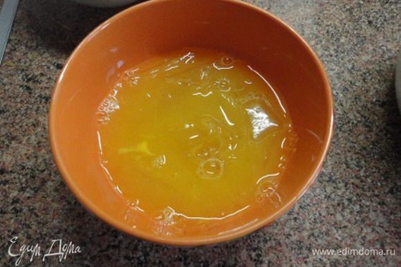 6. Из набухшего желатина тщательно, с помощью бумажных полотенец, удалить воду и поместить их в апельсиновый сок. Затем распустить на водяной бане, но не кипятить.