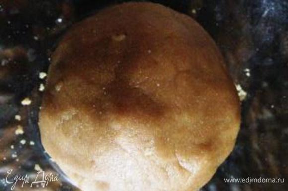 Печенье измельчить в блендере или кофемолке, залить растопленным маслом и перемешать до однородной массы.