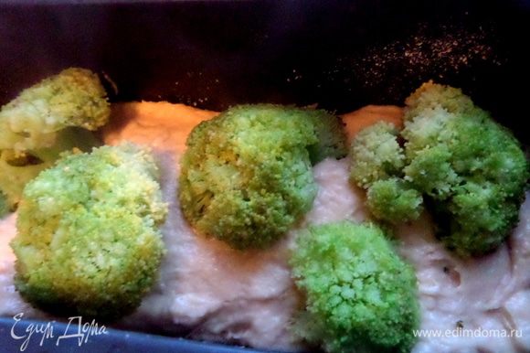 Сверху выкладываем брокколи и притопим их в тесто.