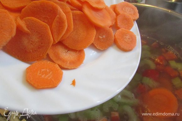 Добавить морковь и варить 5-7 минут.