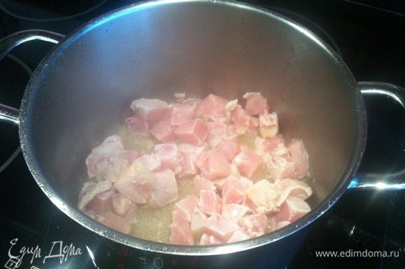 В кастрюле с толстым дном (или сковороде) разогрейте 1 ст л растительного масла, и обжарьте курицу. Выложите.