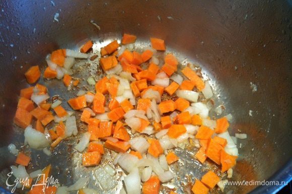 При необходимости добавьте еще 1 ст л масла, добавьте лук и морковь и пассеруйте 2-4 минуты.
