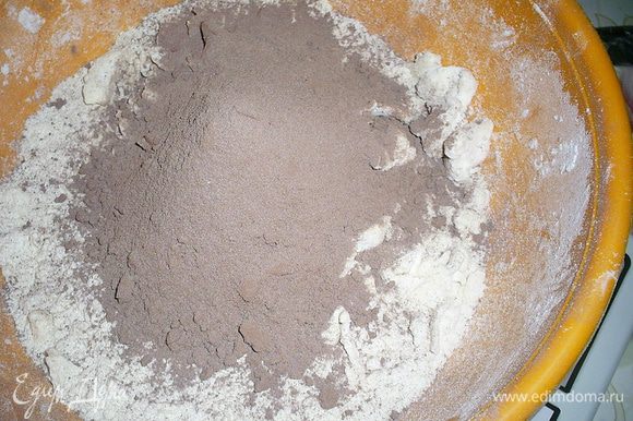 Холодный маргарин (при желании можно заменить маслом) растираем руками с мукой и сахаром до образования крошки. Затем добавляем сухой шоколадный крем, яйцо и замешиваем тесто.
