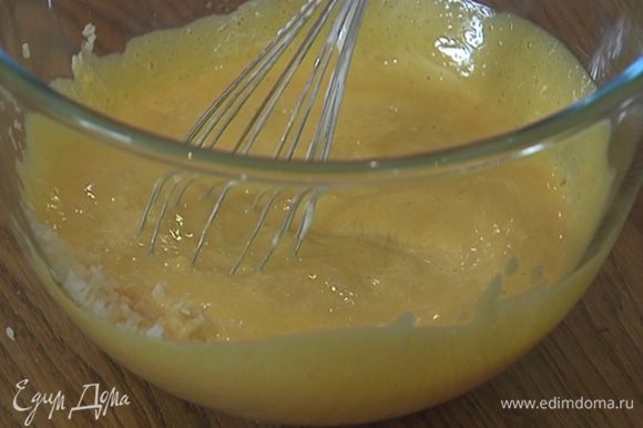 Пюре из ананасов соединить с кокосовой стружкой, добавить желтки с сахаром и слегка взбить блендером с насадкой-венчиком.