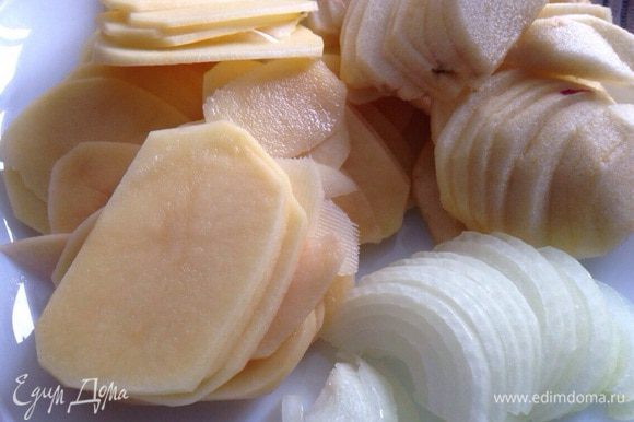 Для начинки: Яблоки (1-2шт.) и картофель (2-3шт.) вымыть, очистить, нарезать тонкими слайсами. Лук (не большой) полукольцами.