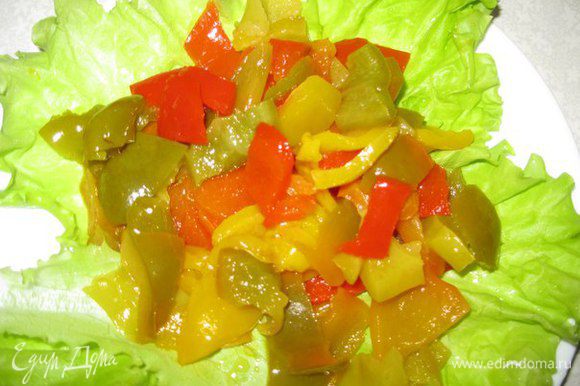 Перец можно еще мельче порезать, перемешать с заправкой и выложить на листья салата.