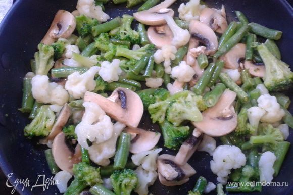 Овощи и грибы разморозить. Разогреть на сковороде подсолнечное/оливковое масло и выложить овощи, посолить, поперчить по вкусу. Поджарить до полуготовности.