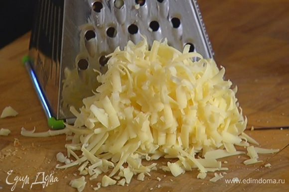 Твердый сыр натереть на крупной терке.