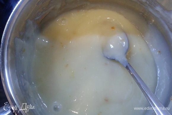 Пока печется бисквит, займемся кремом. Предлагаю свой вариант заварного крема. Я делаю его на муке. С крахмалом, он больше похож на кисель, а не на заварной крем (мое мнение)). Смешиваем сахар и муку. Вливаем теплое молоко, перемешиваем и варим на среднем огне до густоты, постоянно помешивая. В крем тоже кладем цедру апельсина. Когда крем приобрел нужную консистенцию (густота сметаны), добавляем сливочное масло и перемешиваем. Готовый крем охладить в холодильнике.