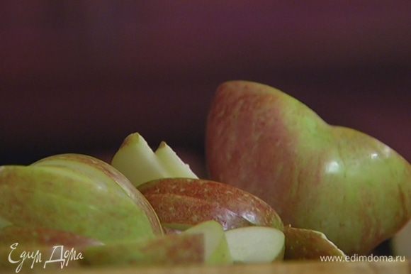 Яблоки, удалив сердцевину, нарезать тонкими дольками и добавить в сковороду.