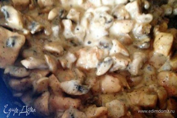 В сковороду к грибам и курице добавить мягкий плавленый сыр и жарить все до растворения сыра.