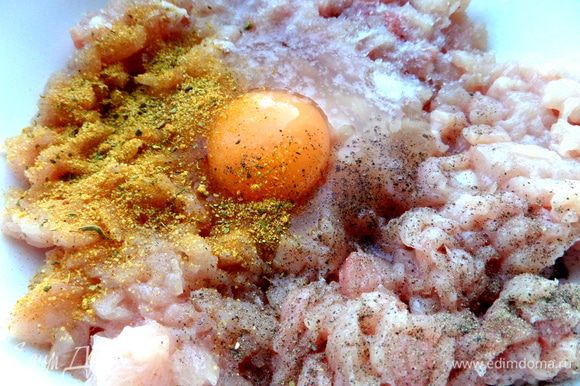 В рубленый фарш вбить яйцо,добавить приправы как обычно на котлеты.