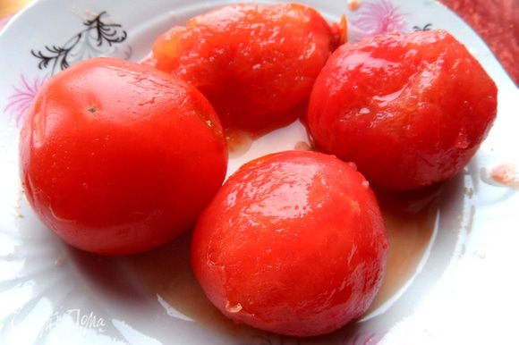 С томатов снять кожицу, ошпарив их, нарезать на кусочки или протереть через сито.