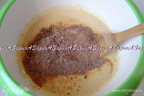 Цельнозерновую муку смешать с какао и просеять к жидким ингредиентам. Аккуратно с помощью лопатки вымесить тесто.